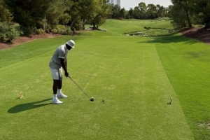 德里克-怀特打趣：我打高尔夫肯定比詹姆斯强 但我们都得多练