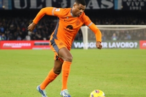 每体：门德斯推动邓弗里斯去巴萨，但巴萨无力承担2500万欧解约金