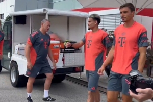 记者晒视频：拜仁新援路易斯-迪亚斯周四继续参加训练