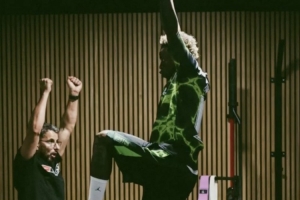 金鸡独立！维尼修斯社媒晒照：单足站立高举哑铃展现火热状态