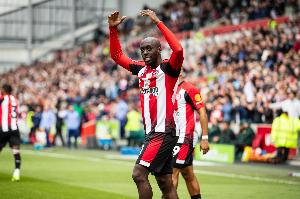 天空：维萨按时抵达布伦特福德训练基地，但拒绝与队友进行合练