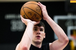 白人射手💪湖人官推晒拉拉维亚训练照：杰克在训练馆