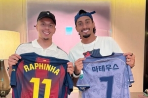 拉菲尼亚与K联赛外援交换球衣，晒照并配文：很高兴见到你 兄弟