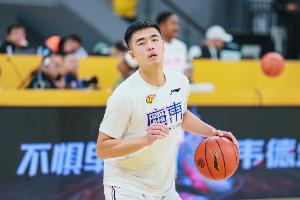 媒体人：广东和张文逸将1年C类合同续约 后者拒了其他队更高报价