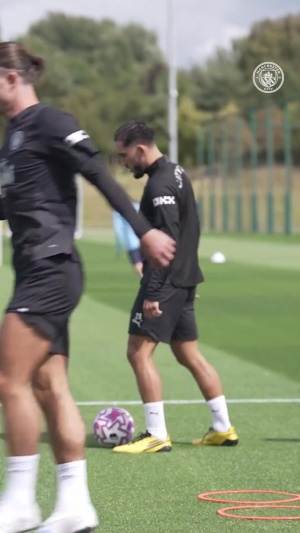 踢球的都懂有多爽！谢尔基一个大脚起高球，随后脚尖一抖写意停球