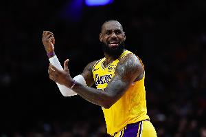 夸梅-布朗：詹姆斯向NBA宣战了 这就是NBA把他捧成国王应得的下场