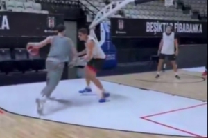 申京备战男篮欧锦赛大秀控运 面筐技术娴熟咋投咋进