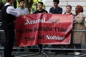 英媒：托马斯出席听证会，法院外抗议者拉横幅控诉阿森纳假道学