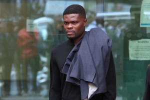 英媒：托马斯现已离开地方法院，将于9月2日在老贝利法院出庭