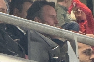 看球还是谈转会？博主社媒晒图：伊萨克经纪人现身安菲尔德球场