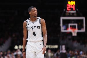 贝弗利：福克斯是联盟第8或9的控卫 其续约将激励队内另两个控卫