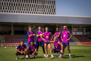 回归训练！奥尔莫社媒晒巴萨球员训练合照：自己站C位