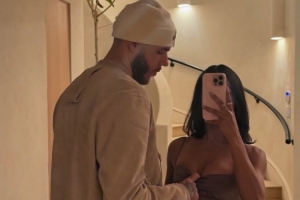 往哪瞄呢👀朗佐-鲍尔晒与女友合照 拉开衣服光明正大饱眼福