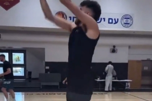 还在进步！雷霆双塔切特和哈腾一起训练 两人一左一右苦练三分