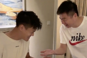 于根伟社媒：带领全队为王献均找门牙，两颗中找到一颗