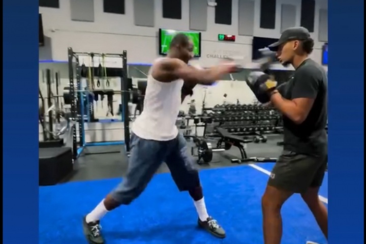 防一手追梦！库明加继续晒训练 但今天练的是拳击