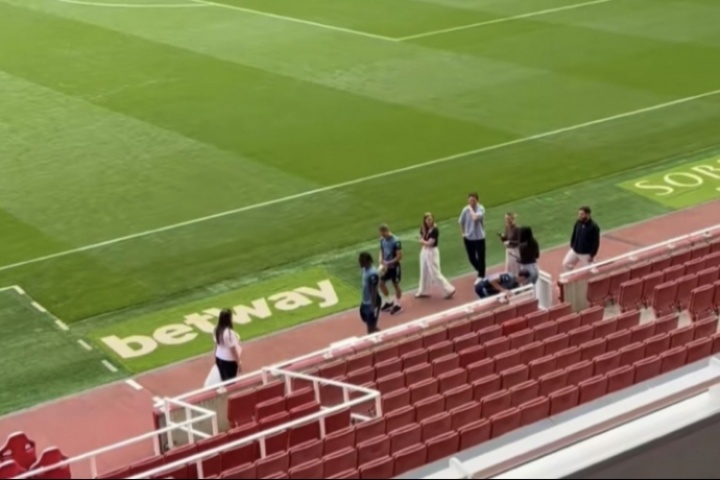 坐等官宣！27岁埃泽被拍到出现在酋长球场，超6000万镑实力新援