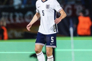 TA：多特蒙德报价图卢兹后卫克雷斯韦尔，同时在追安塞尔米诺