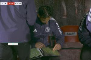 在想什么？曼联第62分钟仍0-2，阿莫林在场下低头研究战术板