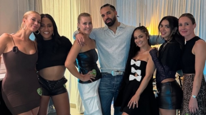 📸Drake米兰演唱会后与阿耶莎等6名女性在后台合照留念