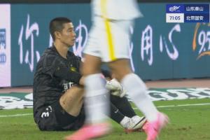 国安全队都呆了！0-6落后泰山，侯森呆坐地上，国安替补呆若木鸡