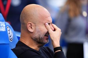 极度焦虑！镜头抓拍到瓜迪奥拉在场边不停揉搓额头，抓他的光头