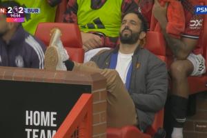 生无可恋！B费罚点前阿莫林翘起双腿仰面望天，已经不敢看了