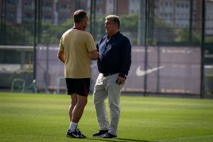 马卡：转会截止日巴萨保持冷静，弗里克不希望再失去任何球员