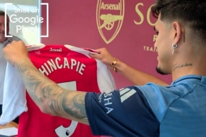 帅气！因卡皮耶身穿阿森纳球衣拍摄宣传照，阿森纳社媒晒花絮视频