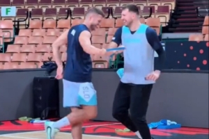 湖人官博发布东契奇与队友的训练视频：热身的时候皮一下🤪🎶