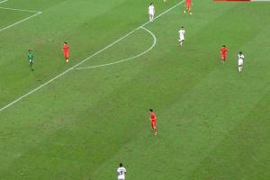 记者：西安草皮质量的糟糕，远比中国U22队员的险赢，更值得吐槽