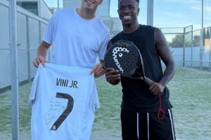 爱好广泛！维尼修斯社媒晒与笼式网球球星科埃略合影