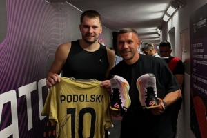 赢球开心！东契奇赛后和前德国国脚波多尔斯基交换礼物