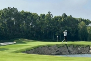 手痒了！詹姆斯凌晨飞抵上海 今日上午就去浦东挥杆练习高尔夫