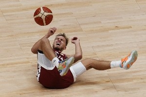 欧锦赛伤病潮来袭！快船奇才球星相继离场 1硬汉两度伤退依然挺立