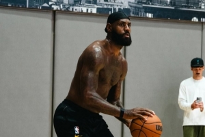 冠军队友！摄影师晒詹姆斯和乐福6月在纽约训练组图