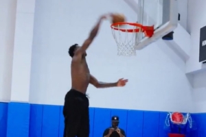 开练！马瑟林赤膊上阵训练挥汗如雨 打板大战斧劈扣赏心悦目