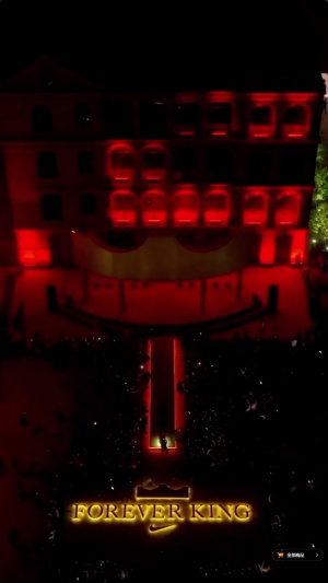 招牌动作！上海外滩中国行开场👑詹姆斯手动为自己戴上皇冠