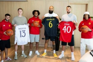 ⚽🏀联动！祖巴茨等NBA球员造访卡灵顿，获赠曼联球衣