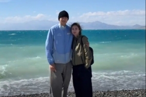齐麟晒与妻子在赛里木湖游玩的照片：没白活