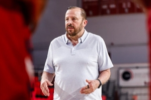 瘦了很多！锡伯杜现身圣约翰大学 指导球员训练