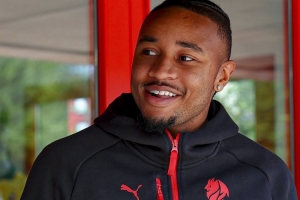 记者：莱奥将恩昆库首次介绍进米兰更衣室，他柜子选在迈尼昂旁边