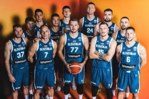 止步八强！东契奇社媒晒全队合影：尽力了！为你们感到骄傲❤️