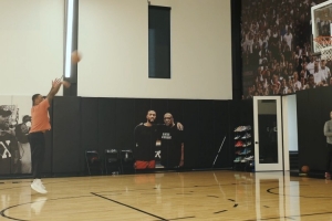 重回球场！利拉德更新社媒 晒自己投篮+跑步训练视频