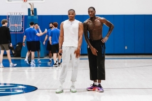 保持状态！威少再次现身母校UCLA训练 并悉心指导学弟