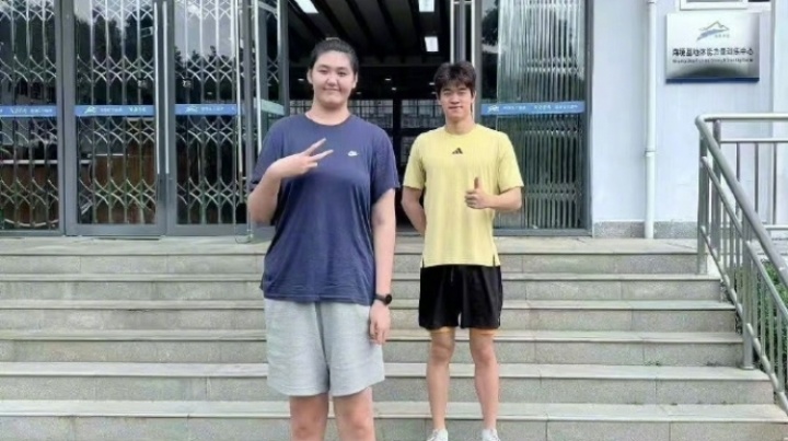 1米92潘展乐和2米26张子宇同框🤣网友：小潘秒变“小手办”