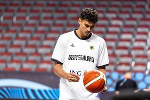 替补火力！特里斯坦-达-席尔瓦上半场7中4&三分3中2 得到10分4板