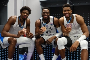 一次赛事三枚铜牌！字母哥晒三兄弟夺得铜牌后的合照