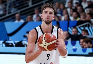 稳定输出！小瓦格纳首节5中2&4罚3中贡献8分3篮板