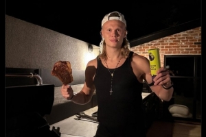 曼市德比双响，赛后哈兰德社媒晒吃烤肉照片：祝你今晚愉快！